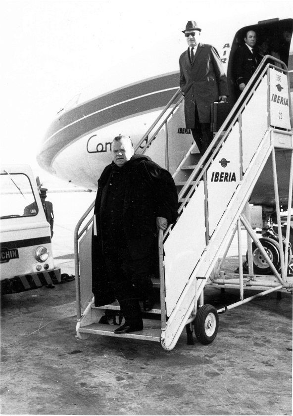 Orson Welles, tras su aterrizaje en el aeropuerto de Barajas