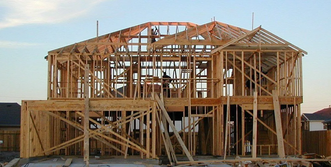 casa a medio construir con estructura de madera