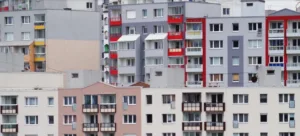 muchos bloques de viviendas con fachadas de diferentes colores