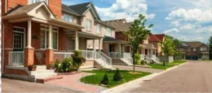 calle de suburbio americano con casas individuales y jardón delantero
